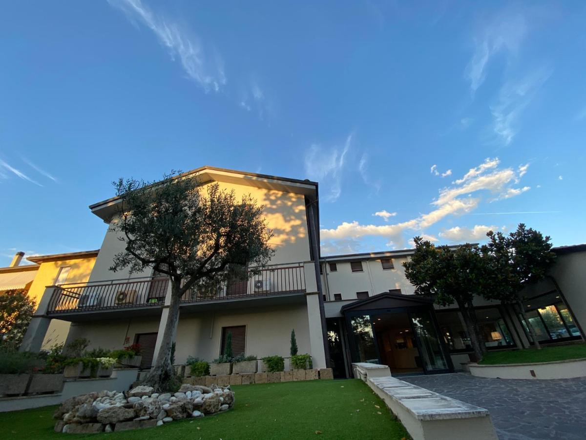 Le Grazie Hotel Ассізі Екстер'єр фото